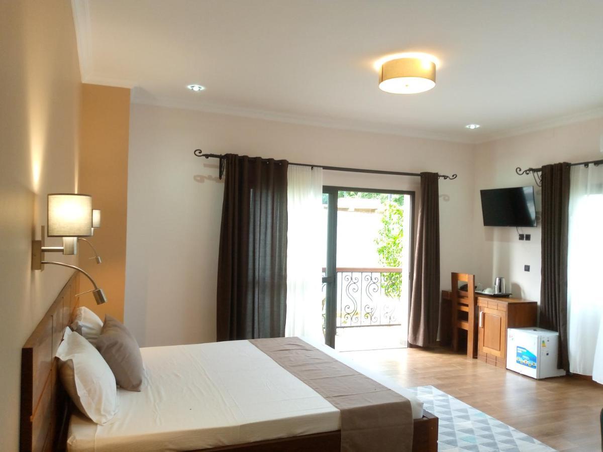 Soa Lia Hotel Miandrivazo Экстерьер фото