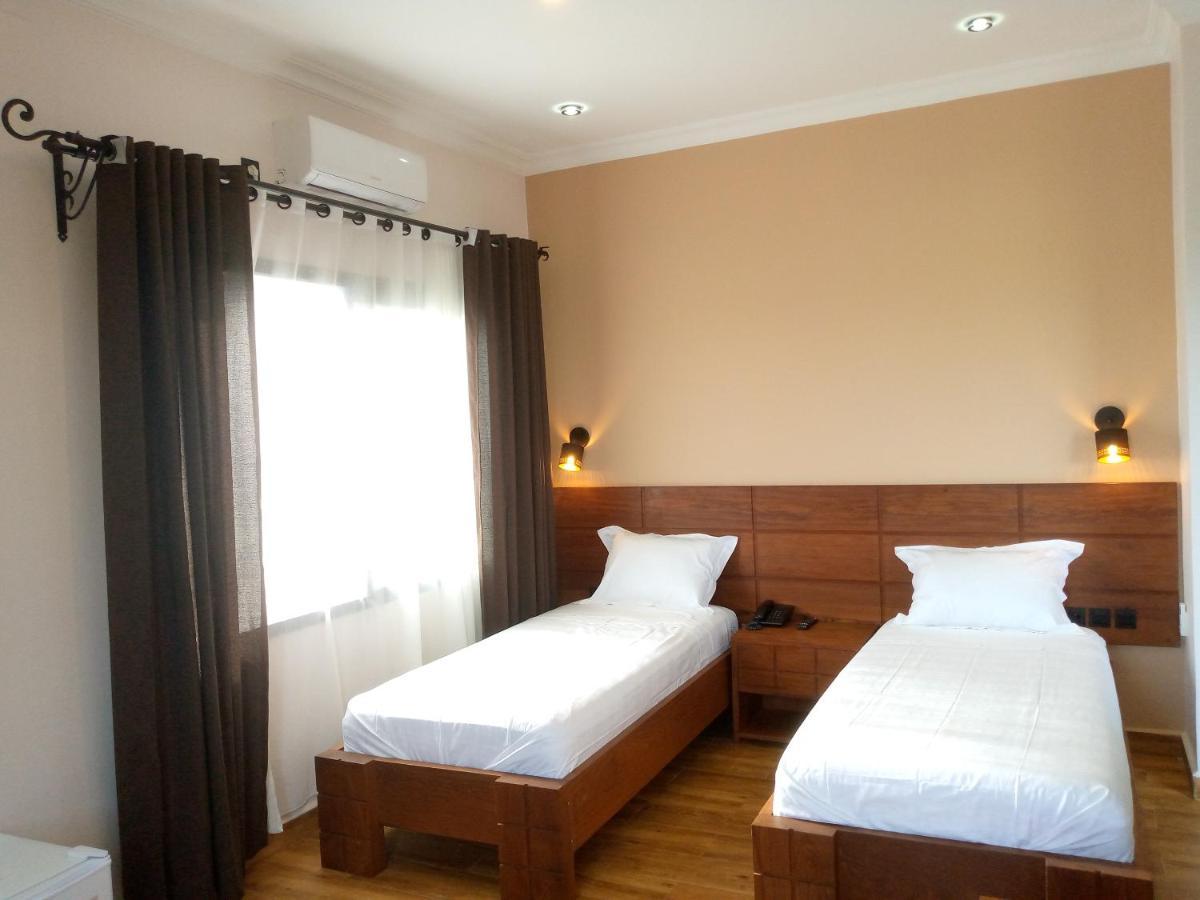 Soa Lia Hotel Miandrivazo Экстерьер фото